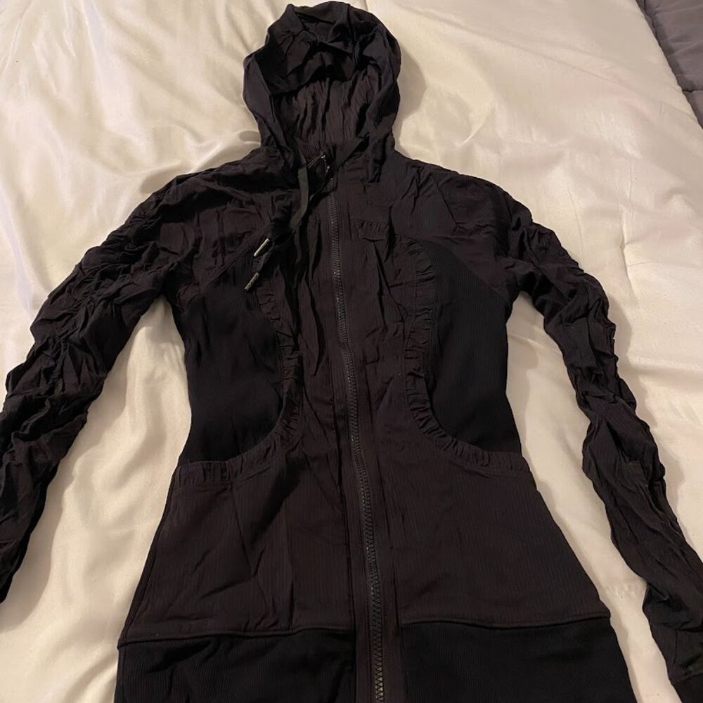 Black LuluLemon Zip Up Lightweight Jacket/Slimming Sweatshirt